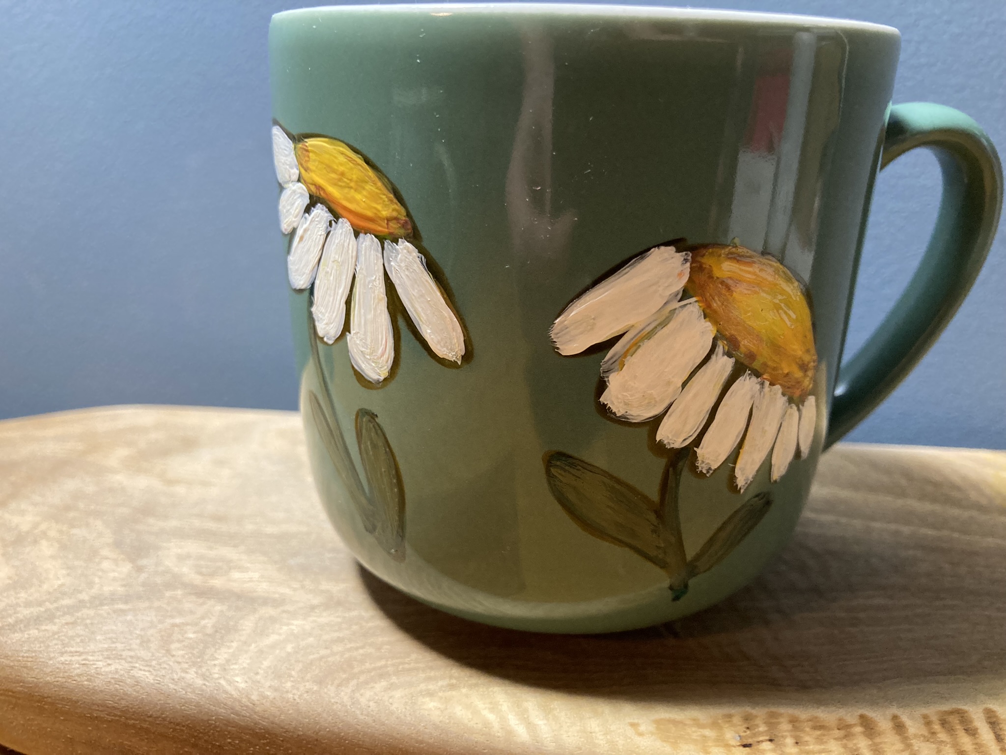 Green mug hand-painted with daisies