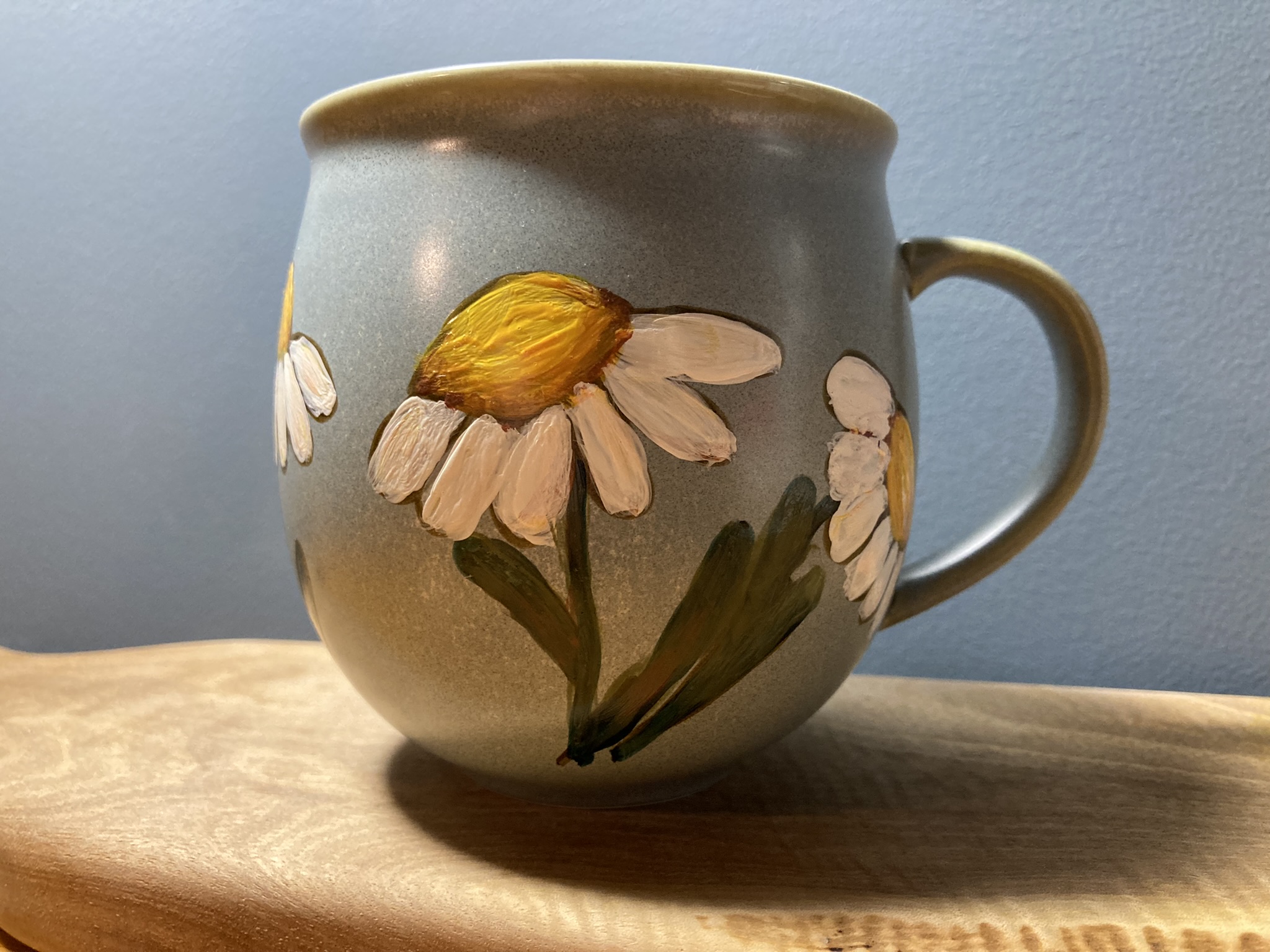 Gray mug hand-painted with daisies