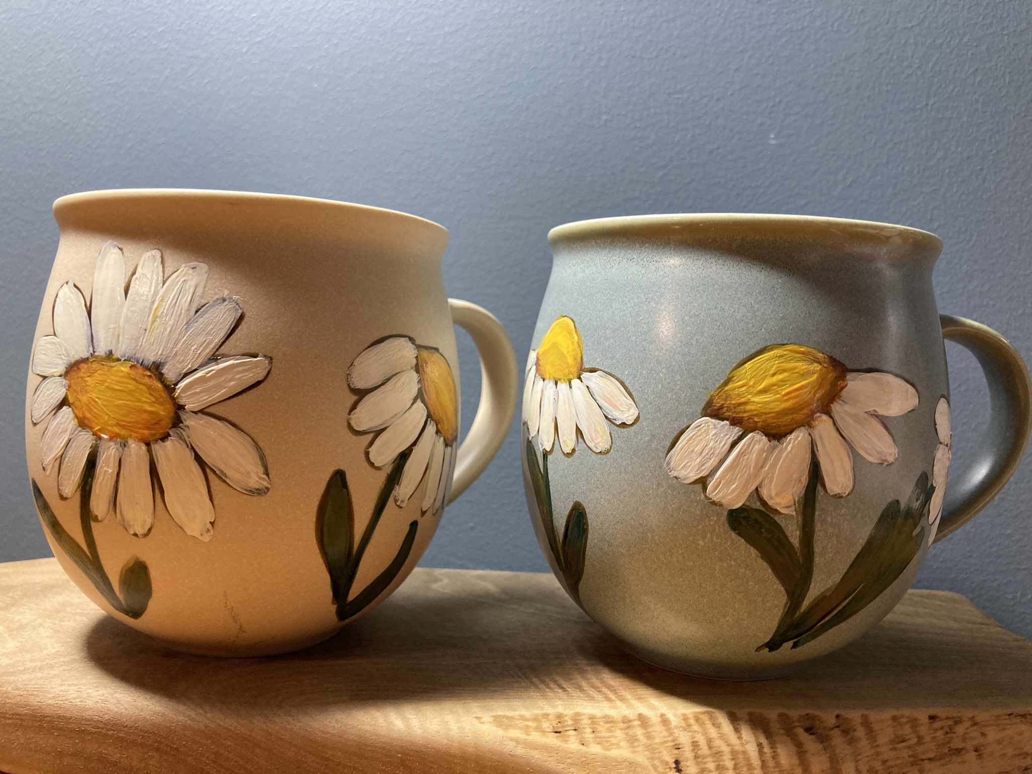 Set of mugs hand-painted with daisies