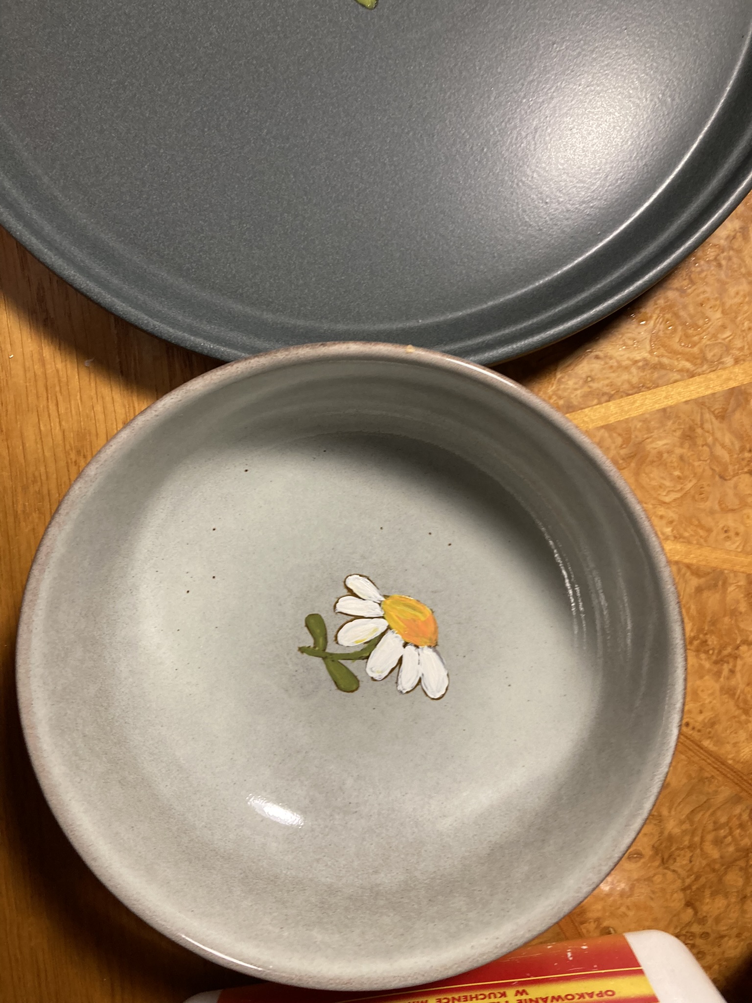 Porcelain bowl hand-painted with a daisy pattern